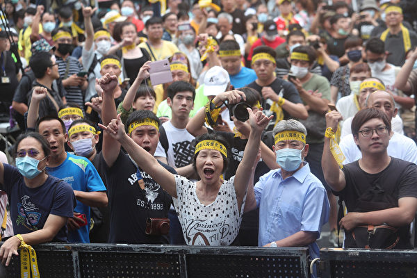 台灣高雄市長韓國瑜罷免案6月6日下午4時截止投票，並展開計票工作，罷韓總部外也舉辦開票活動，大批民眾到場等待開票結果。（中央社）