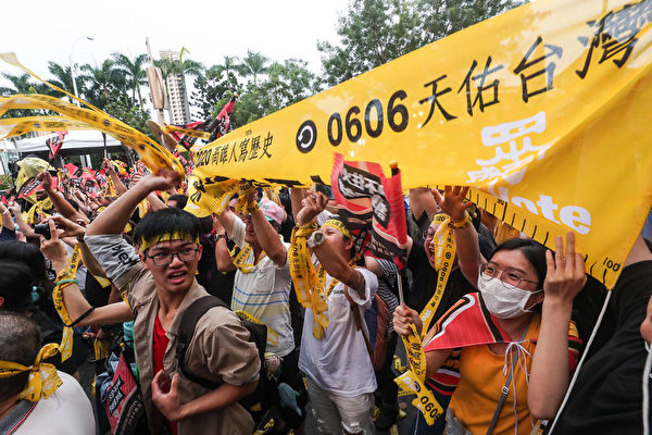 台灣高雄市長韓國瑜確定遭到罷免，罷韓總部外6月6日傍晚群情激昂，民眾開心拉起民主黃絲帶並熱情歡呼。（中央社）