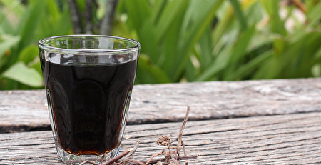 青草茶是健康饮料，具消暑退火功能，但适量饮用就好。(Shutterstock)
