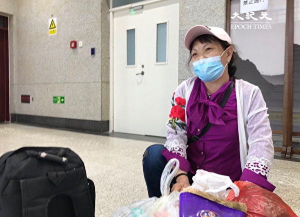 2020年6月18日，河北宣化一位50歲中年婦女，多年一直在鹽城某工地打工，每次回家她都需要在北京轉車，6月18號上午來到北京站後，卻被告知必須做核酸檢測才能出京。（大紀元）
