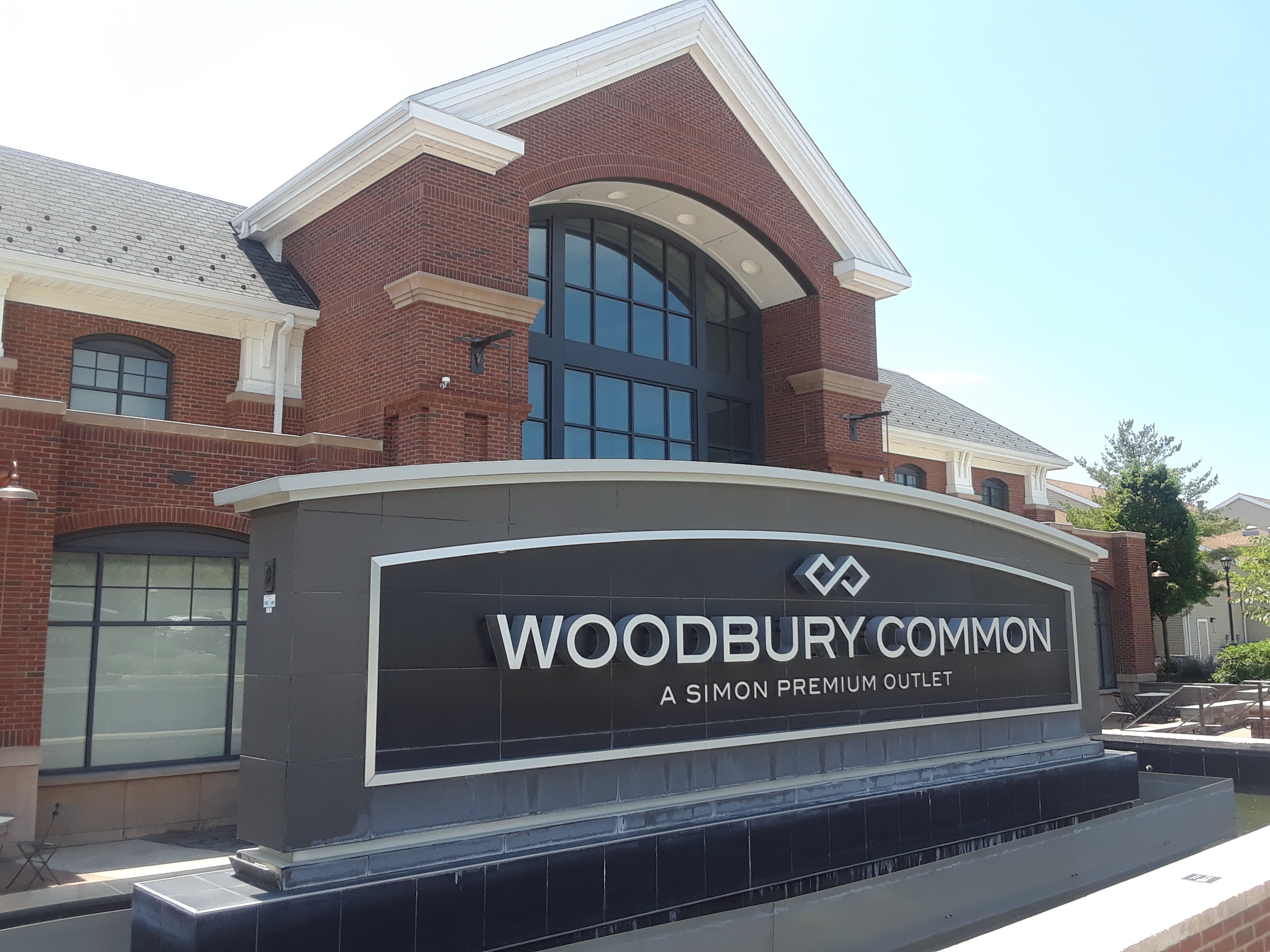 深受华人热捧的纽约上州Woodbury购物中心9日开始恢复营业。(萧静/大纪元)