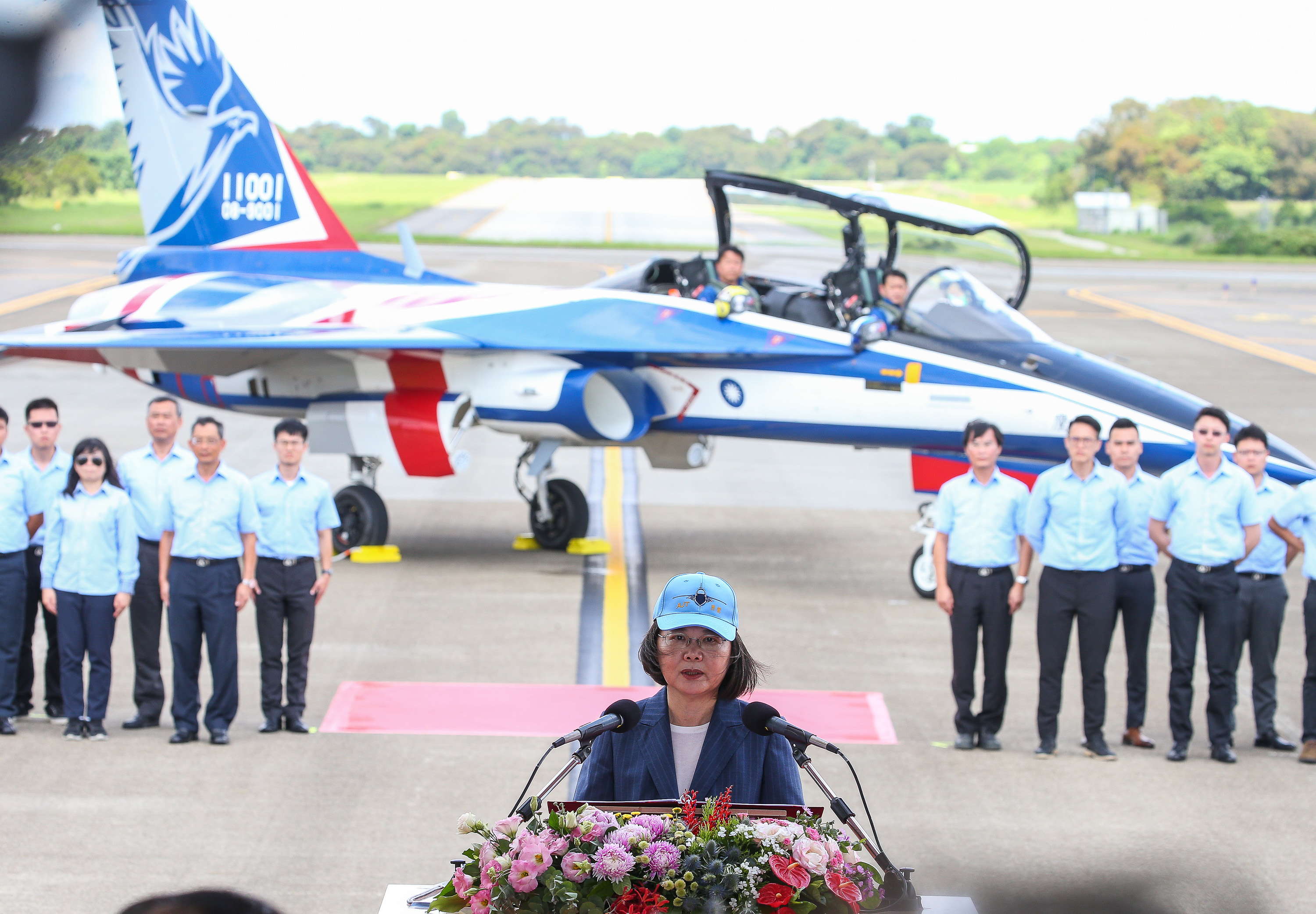 台灣首架自行研製的「勇鷹」高教機6月22日在台中清泉崗機場正式首飛;總統蔡英文(前中)前往視導,並在勇鷹前致詞、慰勉。(中央社)