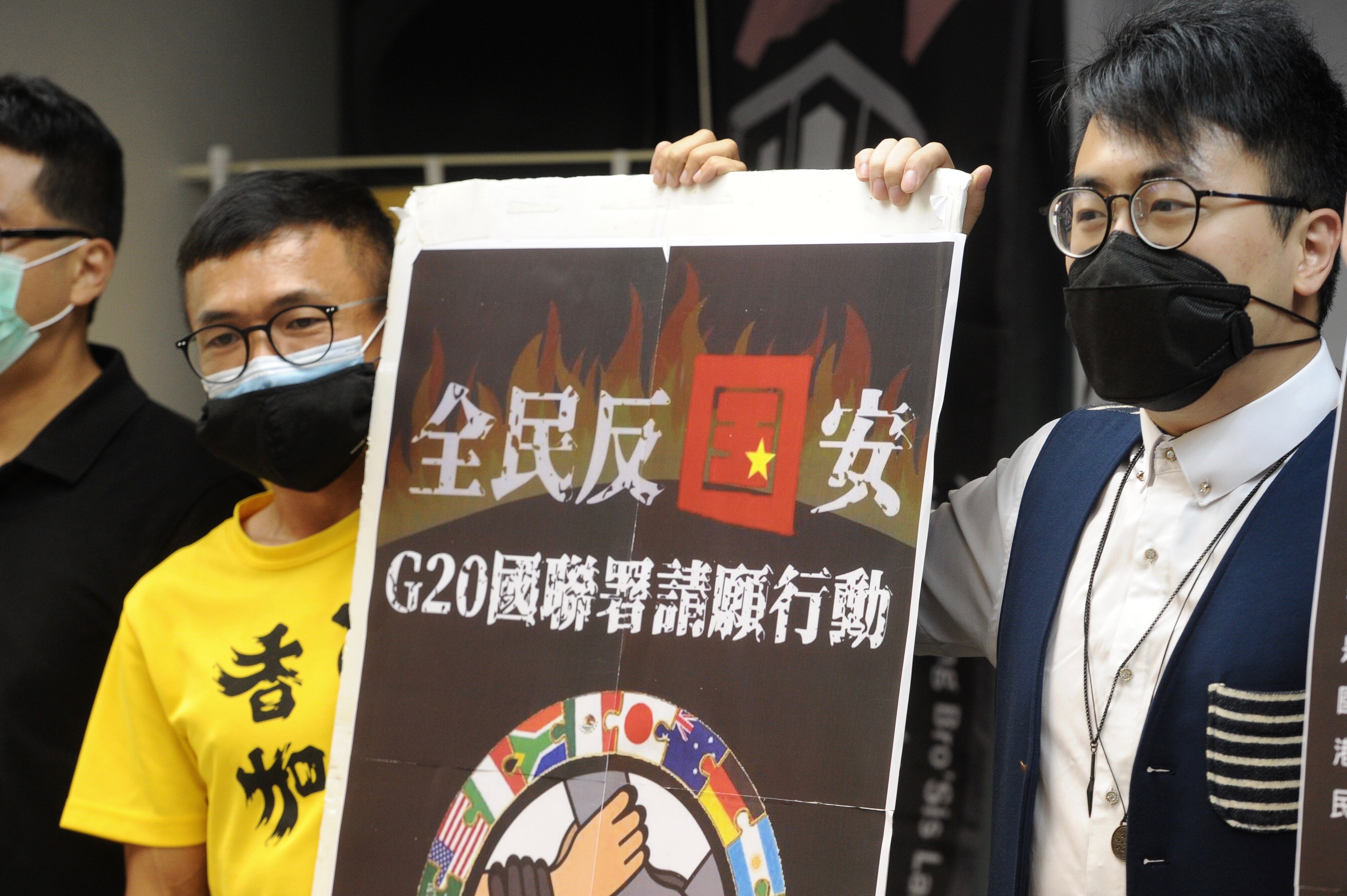6月26日,香港12個工會到G20成員國的駐港領事館及台北經濟文化辦事處請願並遞交萬名實名簽名聯署,表達對「港版國安法」的反對聲音,並希望G20國能夠集體支持香港人自由及民主的運動。(宋碧龍/大紀元)