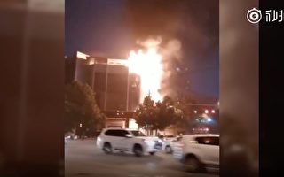陕西渭南公安局大楼突发火灾 从楼顶烧到楼底