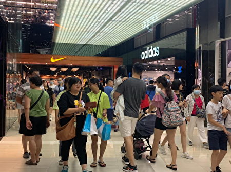 桃园崛起中坜大江购物中心。