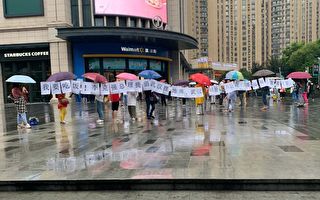 【現場視頻】武漢江漢區取消地攤 市民抗議