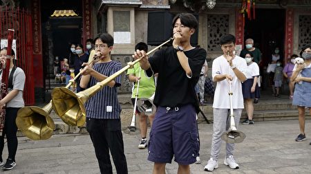  茑松管乐团同学，吹奏传统祭典的哨角，希望能激起新的艺术火花。