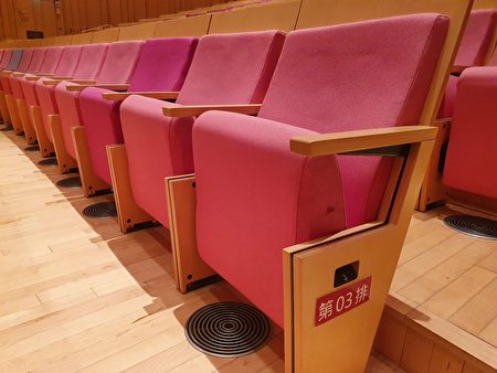 為讓民眾安心欣賞演出，屏東演藝廳在防疫期間也做到「零漏洞」除定期全館消毒，特別的秘密武器就藏在座椅下。