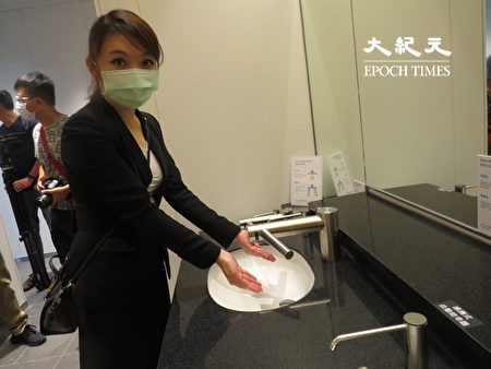 台湾高铁公共事务处专员黄依婷介绍感应式厕所