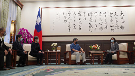 总统蔡英文（右）29日在总统府接见第16届中华民国杰 出建筑师奖得奖者，肯定他们对台湾建筑的贡献。