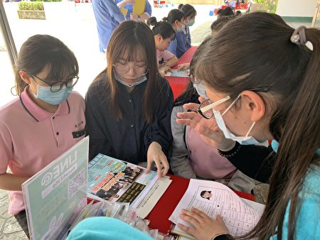 三年級的彭敏雯（左2）同學本想要繼續升學，與同班同學有意跟東元醫院簽約，參加教育部「展翅計畫」。