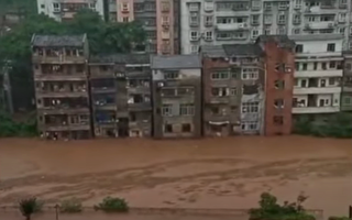 6月22日，重庆暴雨，官方称，预计在未来8小时内綦江流域将出现1940年来最大的洪水。（视频截图）
