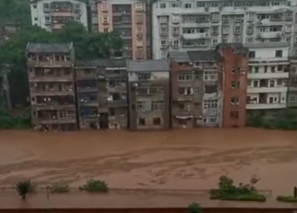 6月22日，重慶暴雨，官方稱，預計在未來8小時內綦江流域將出現1940年來最大的洪水。（影片截圖）