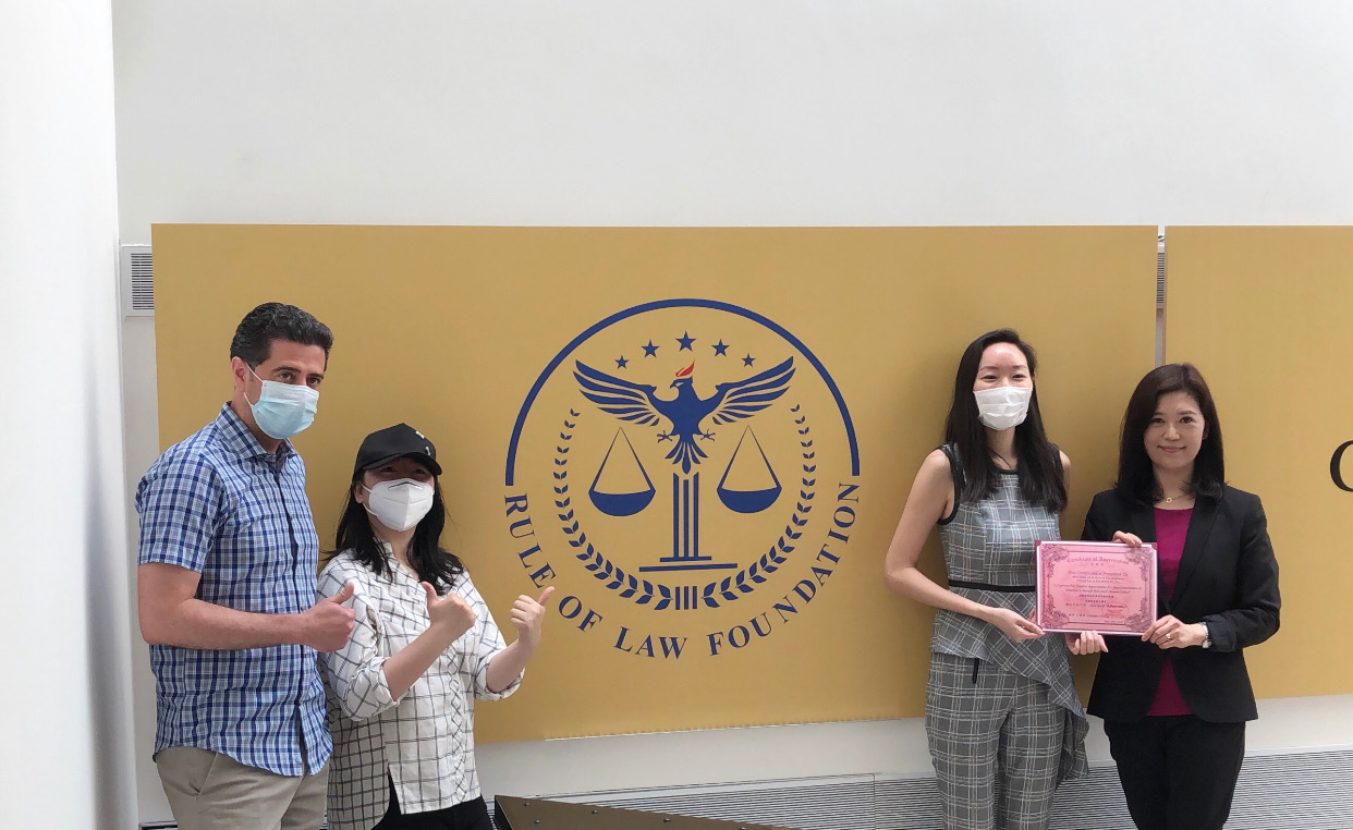 (左起)董事長Max Krasner、秘書唐藝、 經理Grace Yang 及王憲筠。(紐約華僑學校提供)