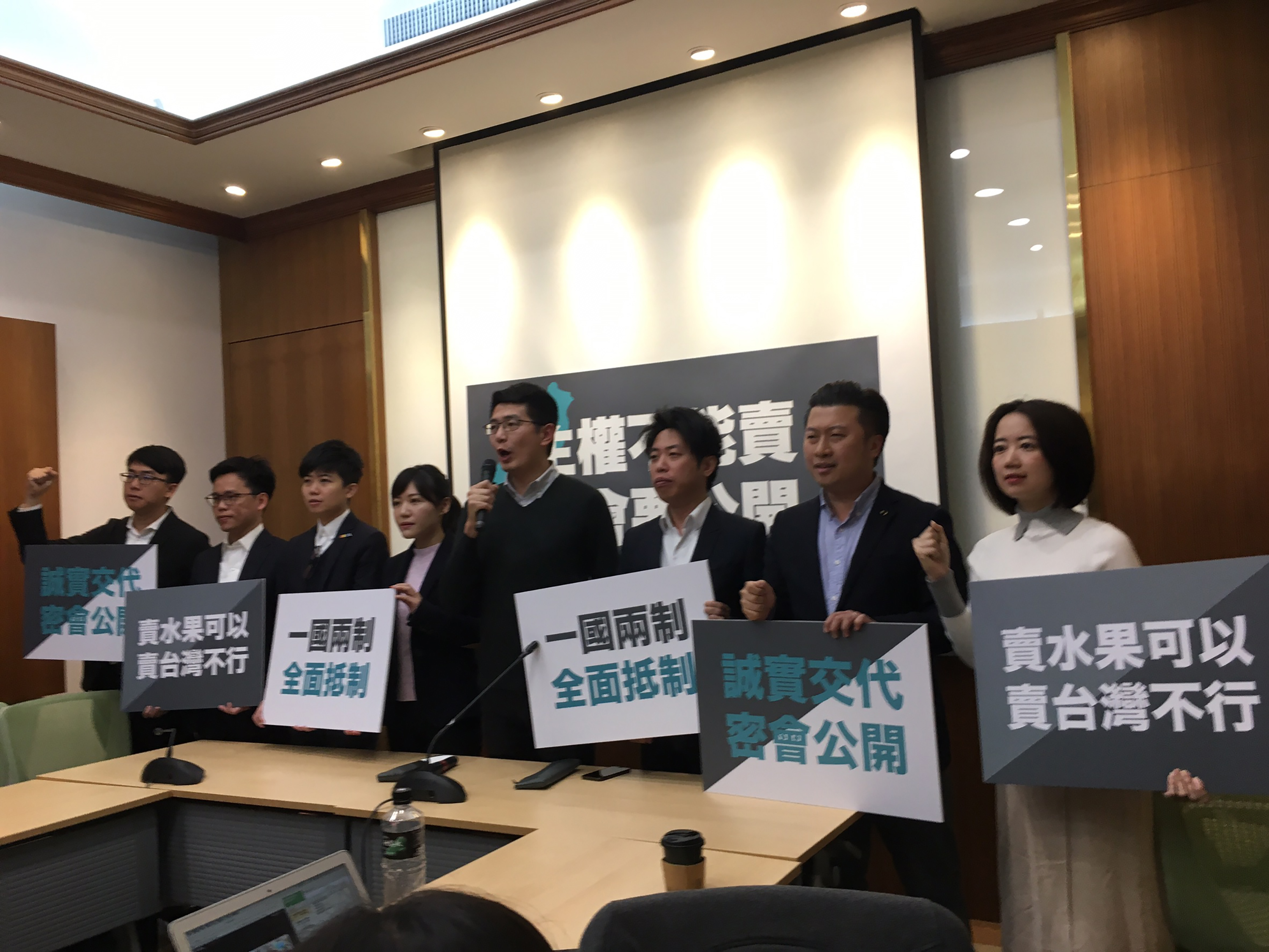 2019年3月22、23日,高雄市长韩国瑜访问港澳的中联办。图为台新生代议员要求韩国瑜公开密会过程。(中央社)