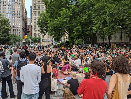 图为BLM支持者6月26日在纽约市政厅外围聚会。