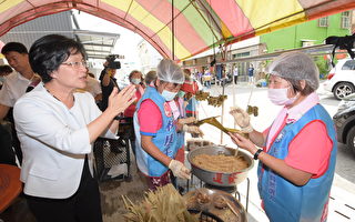 彰化县和线伸发展协会包肉粽 分享家扶、义警