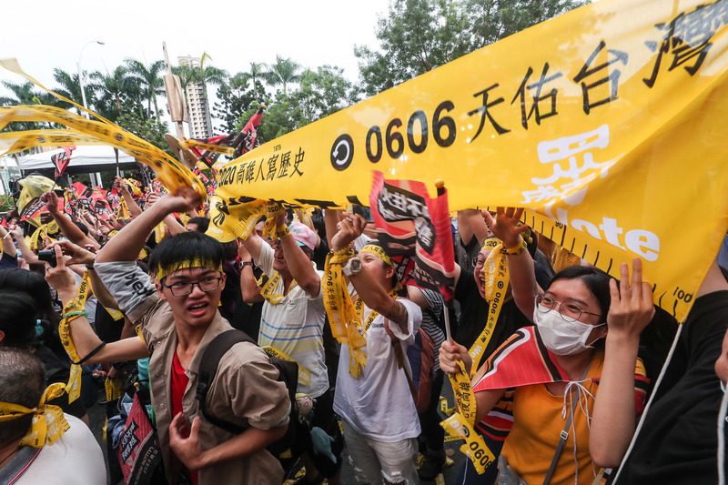 台湾高雄市长韩国瑜确定被罢免,罢韩总部外6月6日傍晚群情激昂,民众开心拉起民主黄丝带并热情欢呼。(中央社)