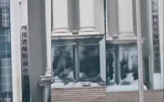【现场视频】公民抗议 绵阳中级法院大门被涂黑