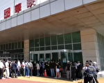 帶布條要進場  華映股東不滿財報不透明抗議