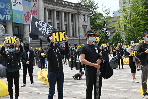 图：香港反送中一周年，温哥华五百多人在市中心集会声援，表达对香港手足的支持与并肩抗争的决心。（邱晨/大纪元）