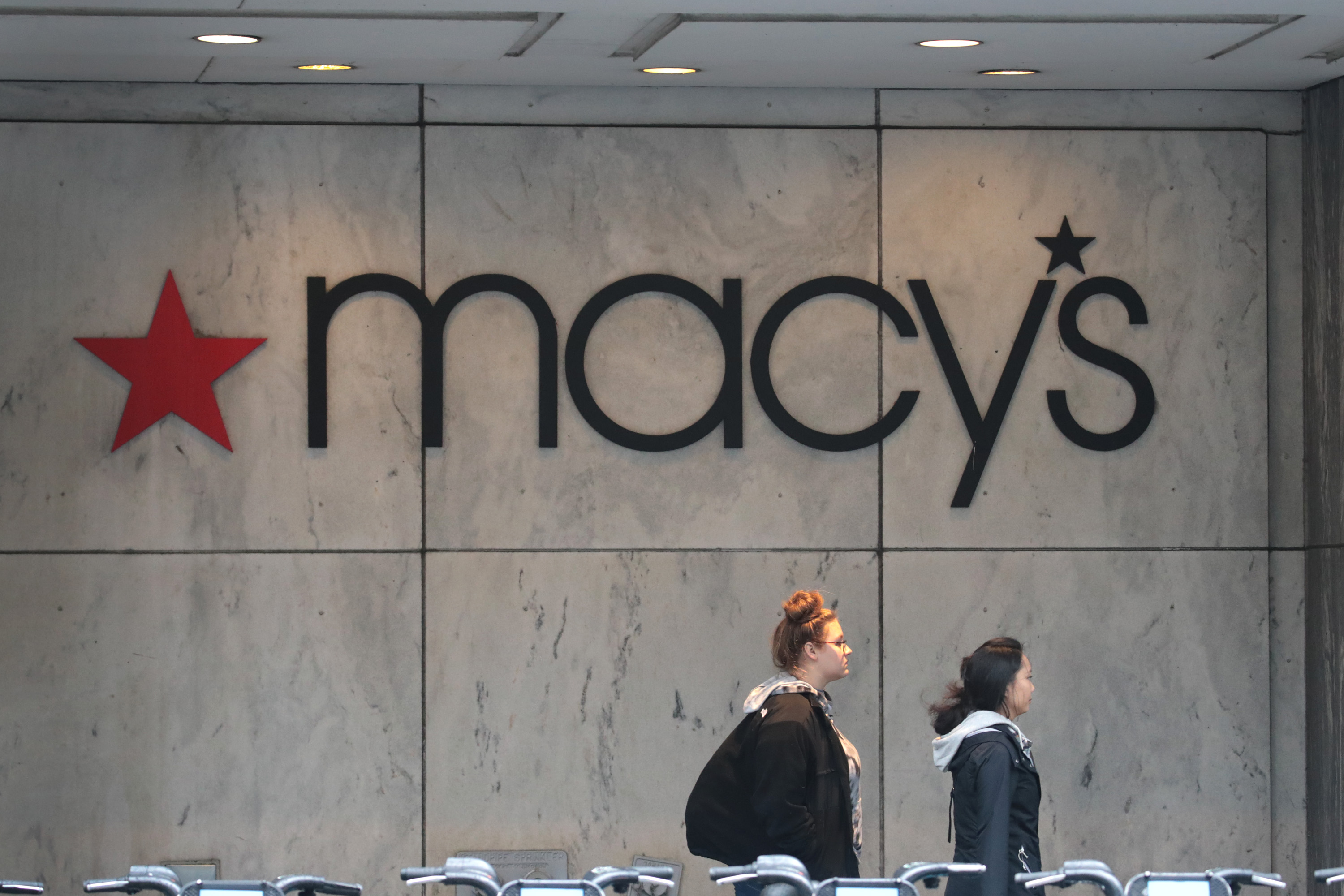 行人從市中心的梅西百貨商店前走過。(Scott Olson/Getty Images)