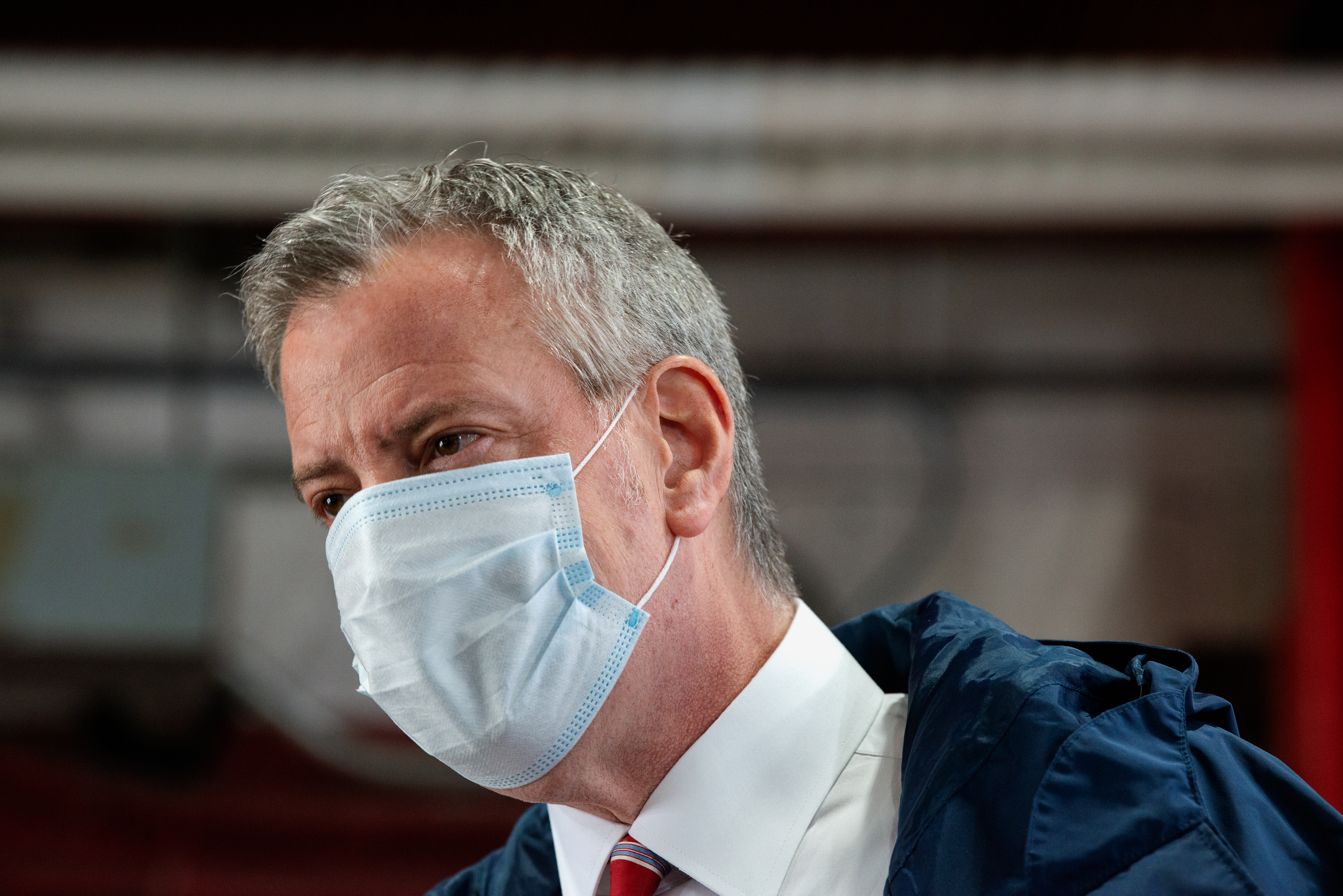 图为市长白思豪戴口罩出席国际消防员日活动。(Bryan Thomas/Getty Images)