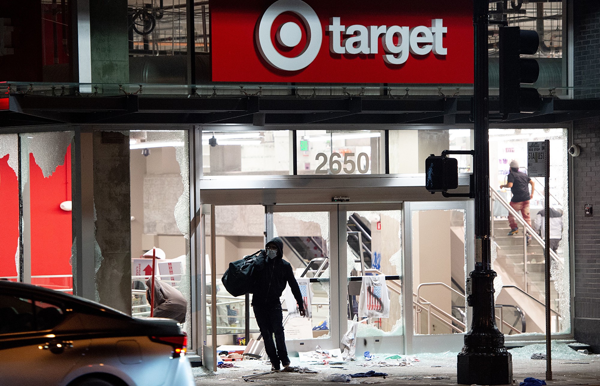 2020年5月30日,在加州奧克蘭,一名男子從Target商店走出。(JOSH EDELSON/AFP via Getty Images)