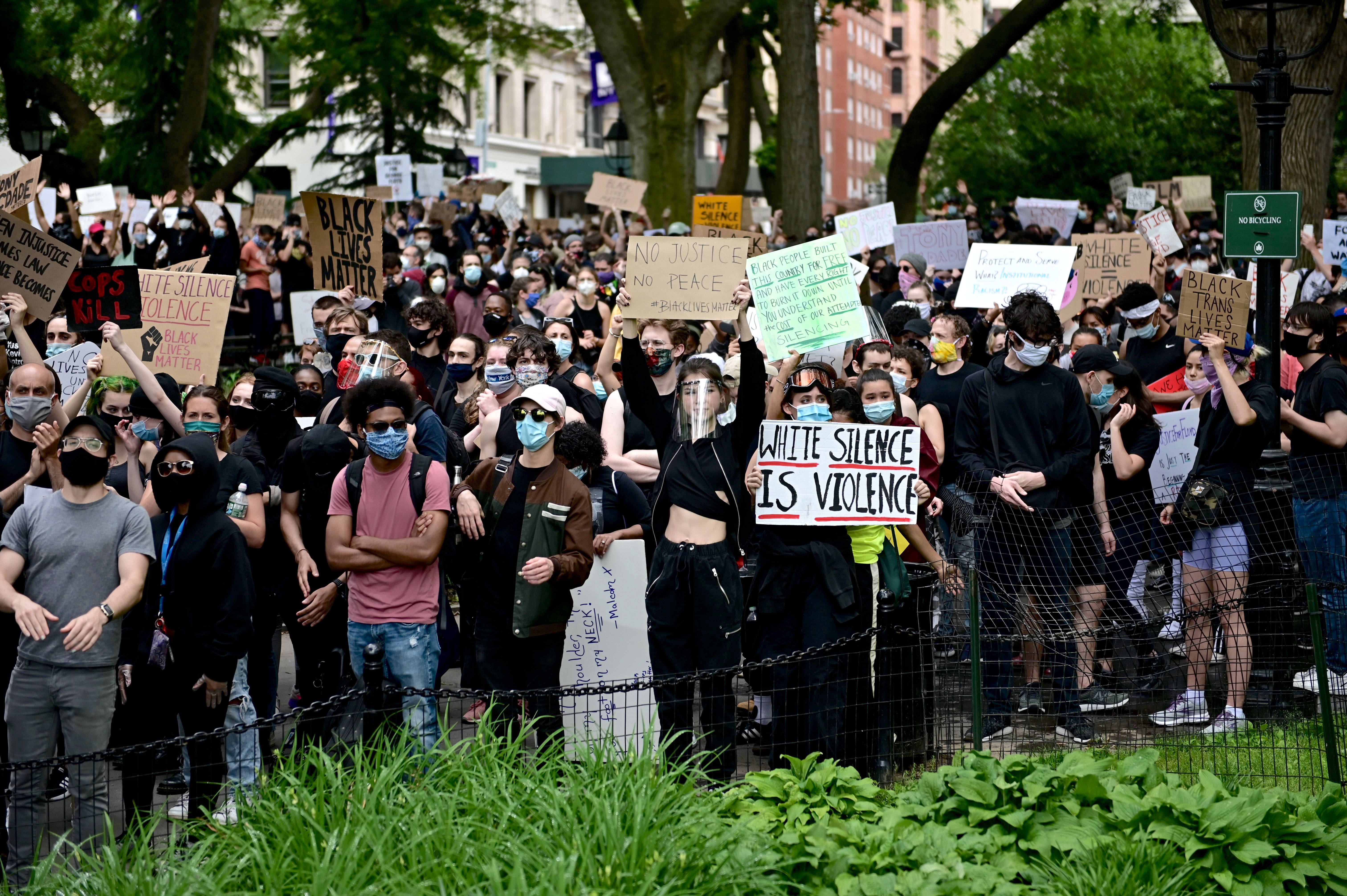 2020年6月2日,抗議者在紐約市華盛頓廣場舉行的「黑人生命至上」(Black Lives Matter)抗議活動中示威。(JOHANNES EISELE/AFP via Getty Images)