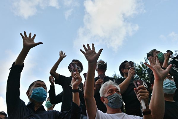 6月4日，香港市民在維園悼念「六四」受難者，並伸出五個手指表示抗議。圖中有蘋果日報老闆黎智英等人。（ANTHONY WALLACE/AFP via Getty Images）