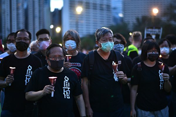 6月4日，香港市民抵達維園，並舉起蠟燭悼念「六四」受難者。圖中有支聯會主席李卓人等人。（ANTHONY WALLACE/AFP via Getty Images）