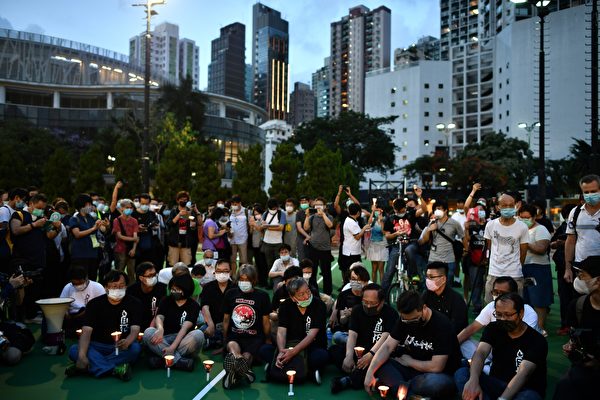 6月4日，香港市民抵達維園悼念「六四」受難者。（ANTHONY WALLACE/AFP via Getty Images）