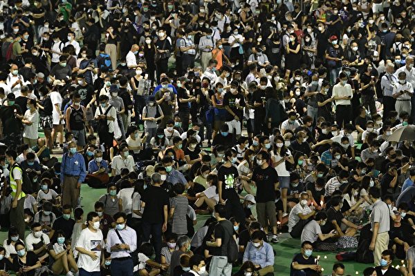 6月4日，香港市民抵達維園，悼念「六四」受難者。（ANTHONY WALLACE/AFP via Getty Images）