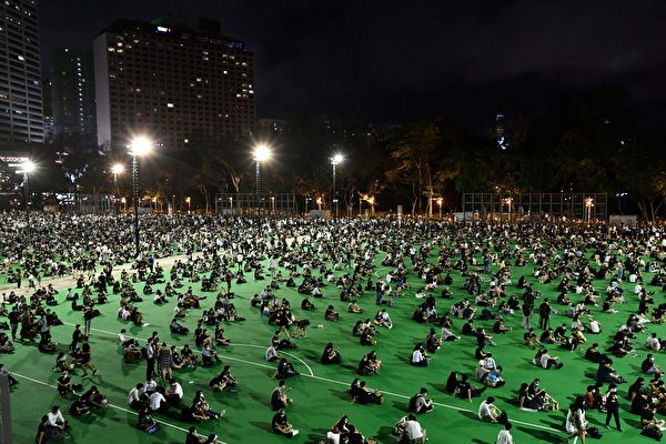 6月4日，香港市民在维园足球场悼念“六四”受难者。（ANTHONY WALLACE/AFP via Getty Images）