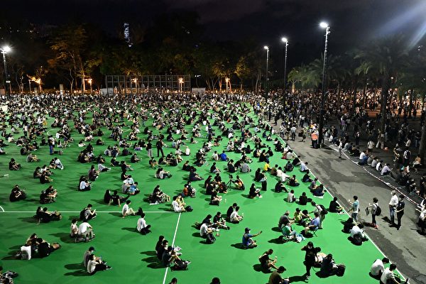 6月4日，香港市民在維園足球場悼念「六四」受難者。（ANTHONY WALLACE/AFP via Getty Images）