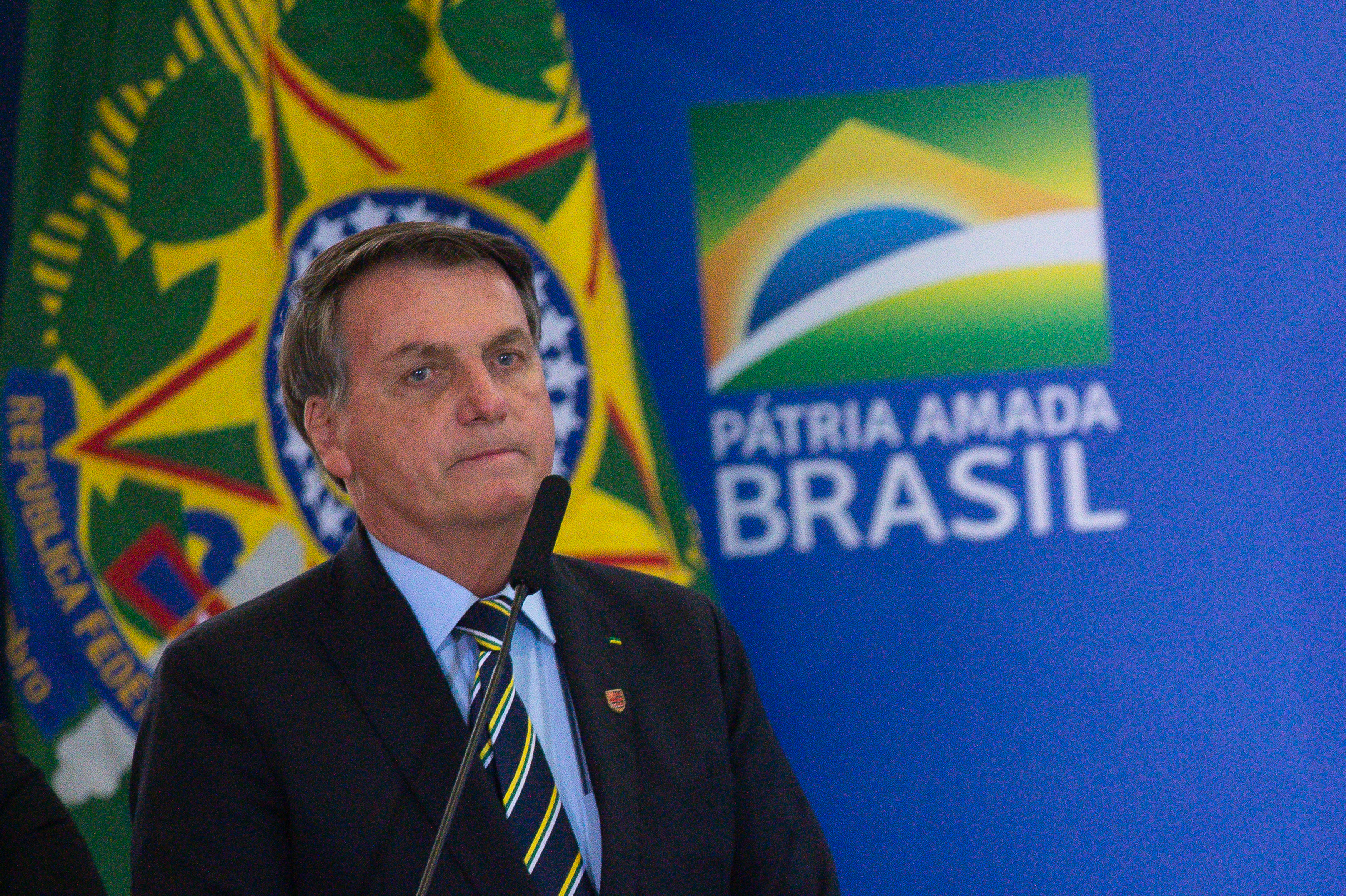 巴西總統賈爾·博爾索納羅(Jair Bolsonaro)週一被聯邦法官命令必須在公共場合戴上口罩。圖為博爾索納羅2020年6月17日在通信部長的宣誓儀式上。(Andressa Anholete/Getty Images)