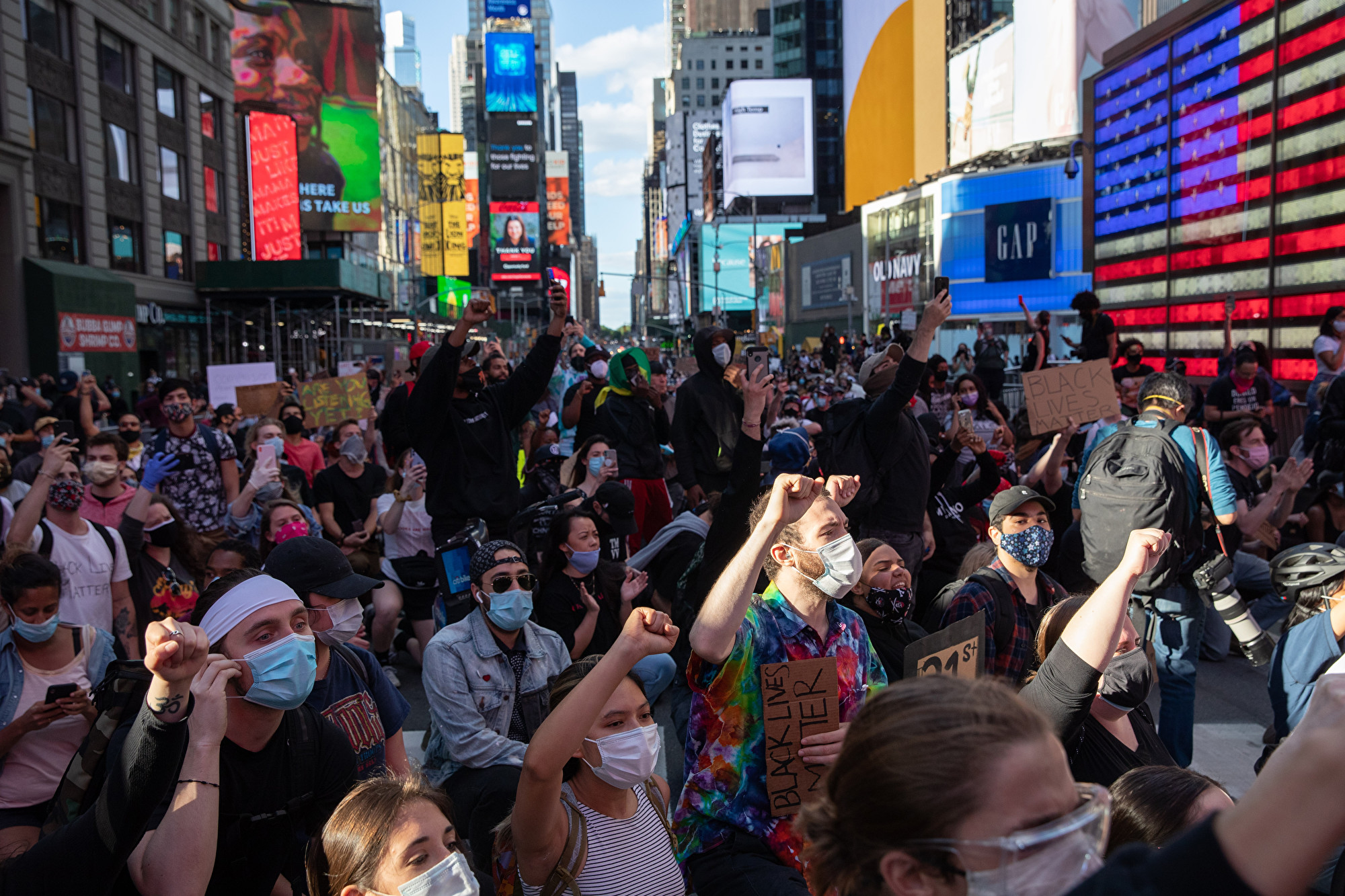 2020年5月31日，黑人生命至上組織的抗議者在紐約市時代廣場上抗議。（John Moore/Getty Images）