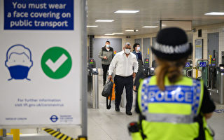 伦敦警察坐镇 不戴口罩不能上地铁
