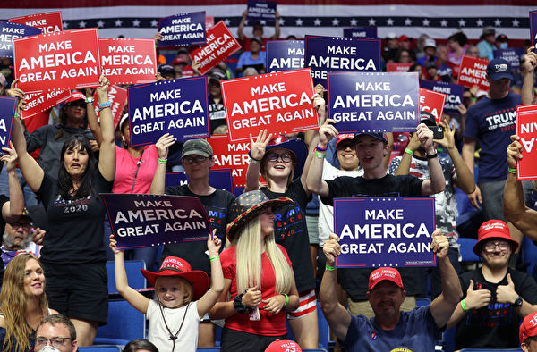 2020年6月20日，特朗普在俄克拉荷馬州塔爾薩舉行競選集會。圖為參加集會的民眾舉牌支持特朗普總統競選連任口號。 （Win McNamee/Getty Images）