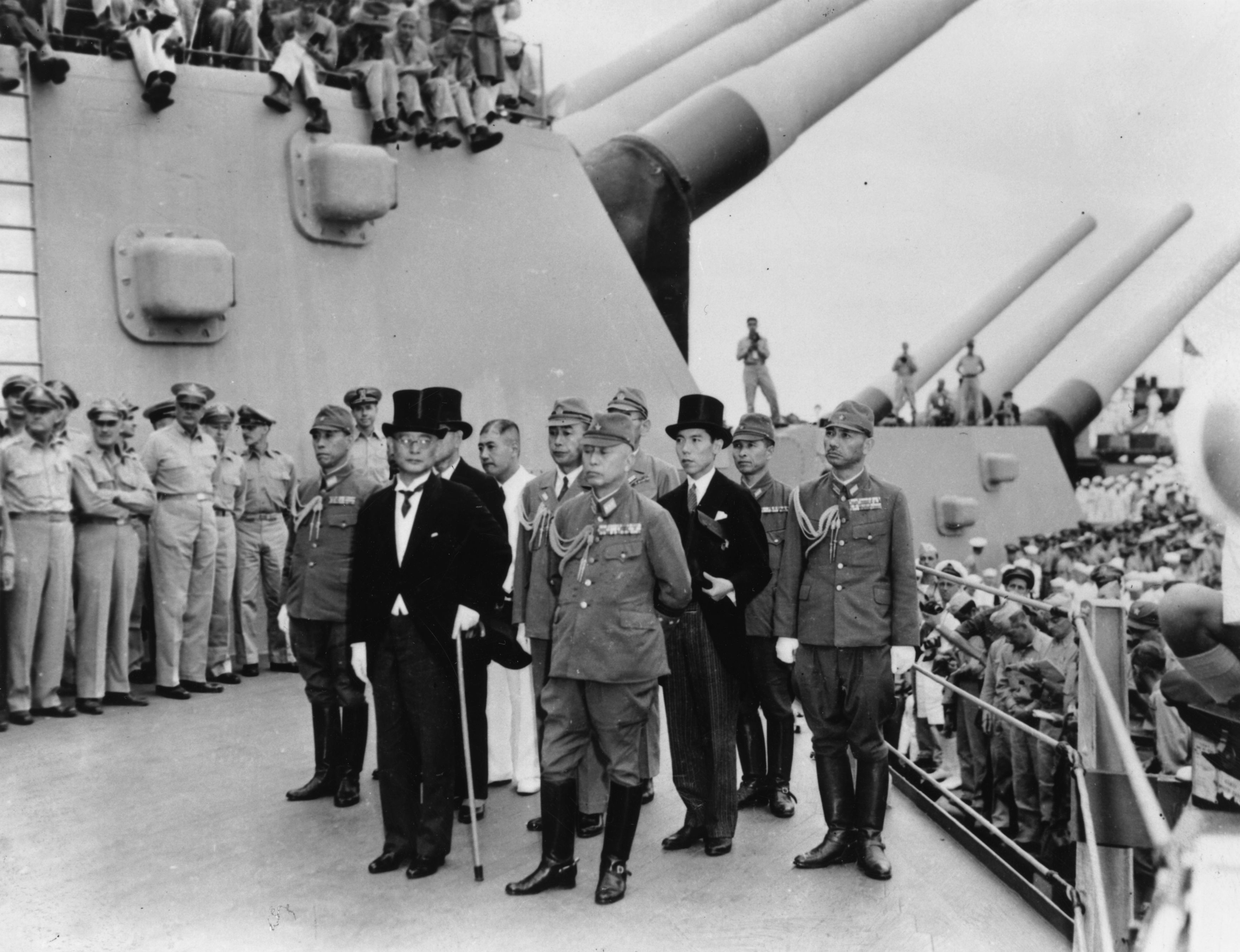 1945年9月2日，日本外务大臣重光葵（前排左）在停泊于东京湾的密苏里号战舰上代表日本政府签署《降伏文书》，标志着二战正式终结。（Keystone/Getty Images）