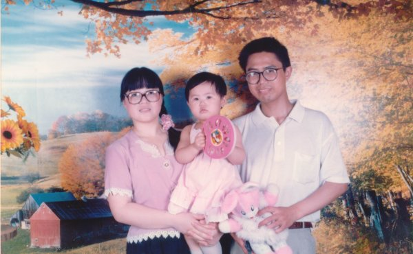 1999年6月13日,夫妻兩人的女兒陳橋兩歲生日。陳明先說,這是一家三口唯一的一張滿載幸福和快樂的照片。(推特截圖)