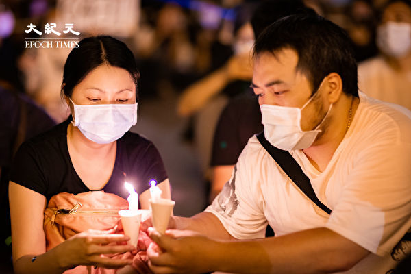 六四天安門事件31周年，「遍地燭光悼六四」活動6月4日晚間在台北中正紀念堂自由廣場前舉辦，參與民眾點亮蠟燭默哀。（陳柏州／大紀元）