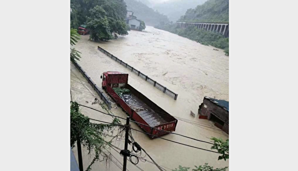 重庆綦江区安稳镇的同华大桥被洪水淹没。（受访人提供）