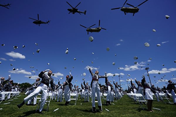 2020年6月15日，西點軍校畢業典禮上畢業生把帽子拋向空中。（Spencer Platt/Getty Images）