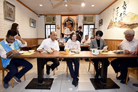 总统蔡英文（右3）与行政院长苏贞昌（左2）16日前往新北市瑞芳区参访九份老街，品尝当地美食小吃。