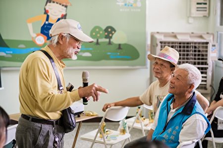 在當地深耕多年80多歲的咖啡達人鍾輝雄（左)希望運用自然農法愛護土地與人們的健康。