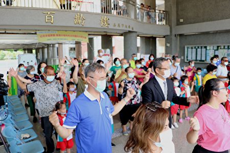  宣信国小校长黄金木(蓝衣)(2排左起)、吴凤科大校长蔡宏荣(左2)二人也参与洗手舞律动。