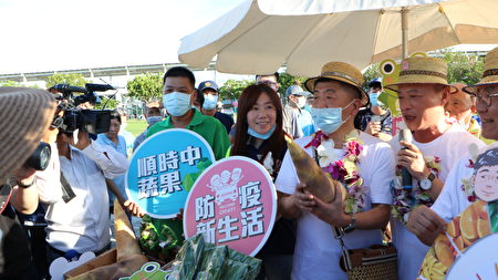  嘉义县农会总干事黄贞瑜与阿中部长谈防疫新生活及顺时中蔬果。