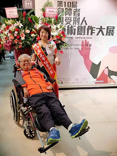 藝術家施雪紅參加「第10屆身心障礙者與監獄受刑人藝術創作展」，與主辦人劉天富理事長合影