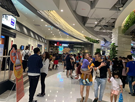 中坜大江购物中心美食街人潮。